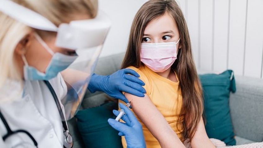 Ponerse la vacuna contra el COVID y la gripe el mismo día puede aumentar los accidentes cerebrovasculares