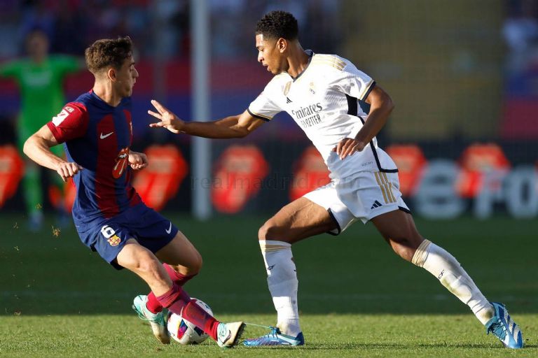 Jude Bellingham marca de último minuto y el Real Madrid se impone al Barcelona