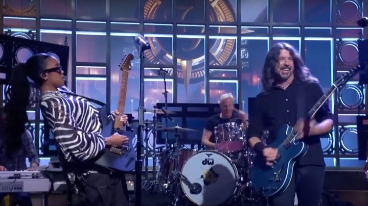 Foo Fighters se une a H.E.R. en un show presentado por Christopher Walken en 'SNL'