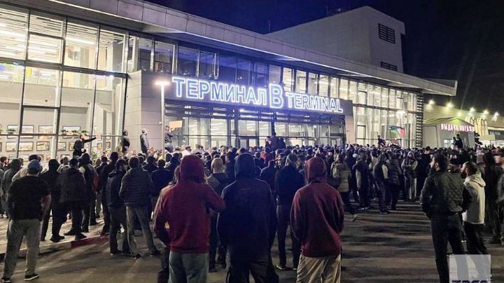 (VIDEO) Manifestantes violentos toman un aeropuerto en Rusia para linchar a pasajeros israelíes