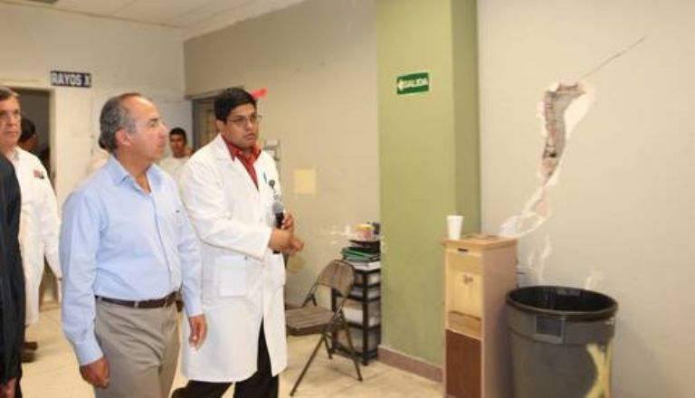 En la imagen, Felipe Calderón en su visita a Baja California tras siniestro, en 2010. Foto: Internet