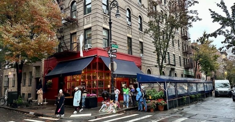 Fans le dan el último adiós a Matthew Perry