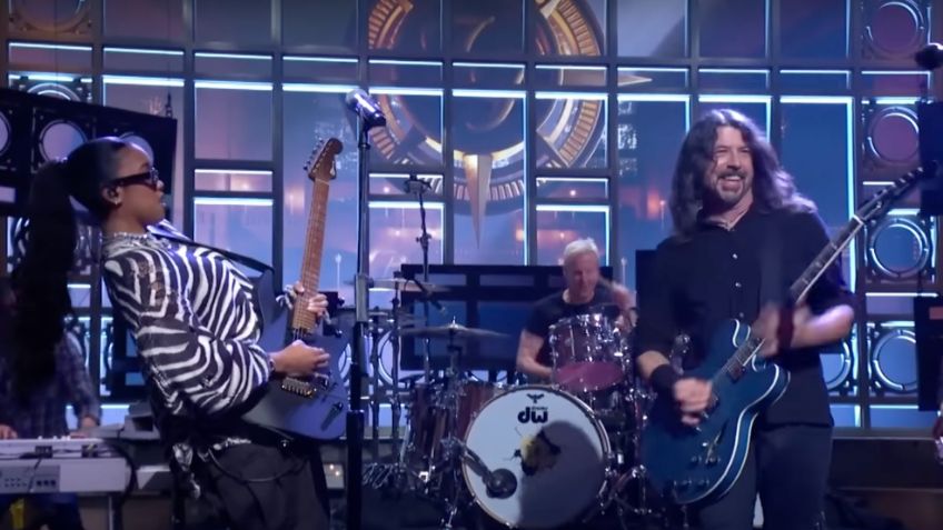 Foo Fighters se une a H.E.R. en un show presentado por Christopher Walken en 'SNL'