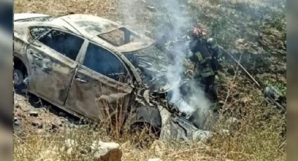 Mujer muere calcinada dentro de su automóvil luego de volcarse en carretera Cananea-Ímuris