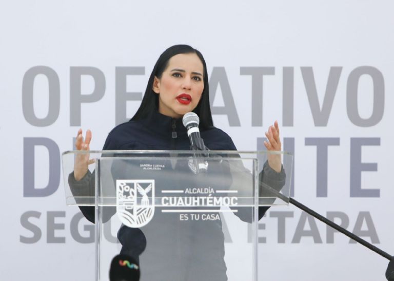 Sandra Cuevas obtiene licencia en CDMX