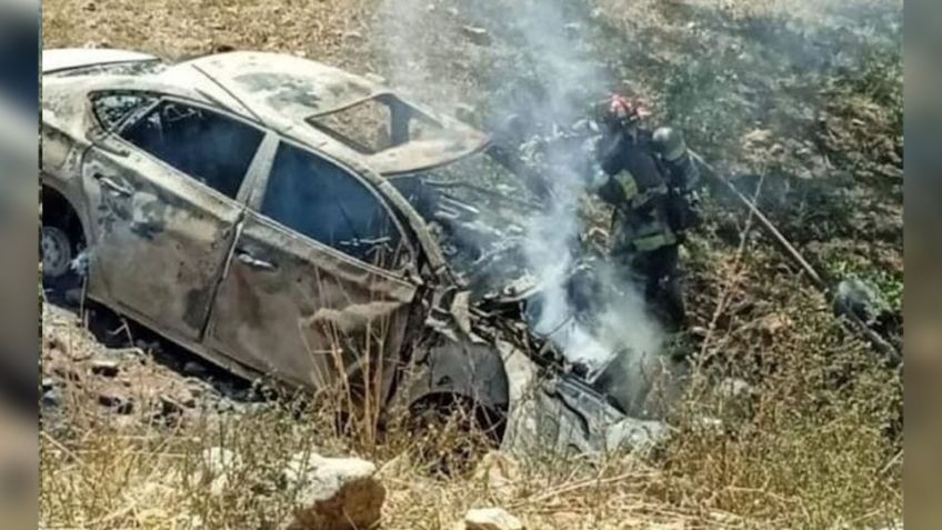 Mujer muere calcinada dentro de su automóvil luego de volcarse en carretera Cananea-Ímuris