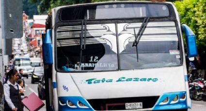 Ladrón secuestra camión con pasajeros en Jalisco y los lanza mientras avanza; muere uno