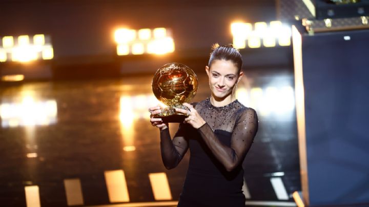 Aitana Bonmatí gana el Balón de Oro del futbol femenil; es el primero de su carrera