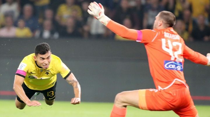 VIDEO: Orbelín Pineda marca golazo de 'palomita' en el triunfo del AEK sobre PAOK