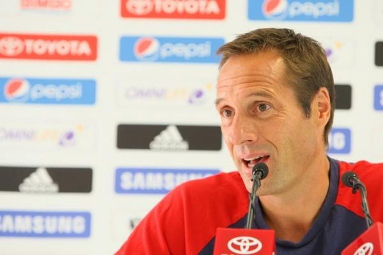 Extécnico de Chivas buscará salvar al Ajax de su crisis y evitar el descenso