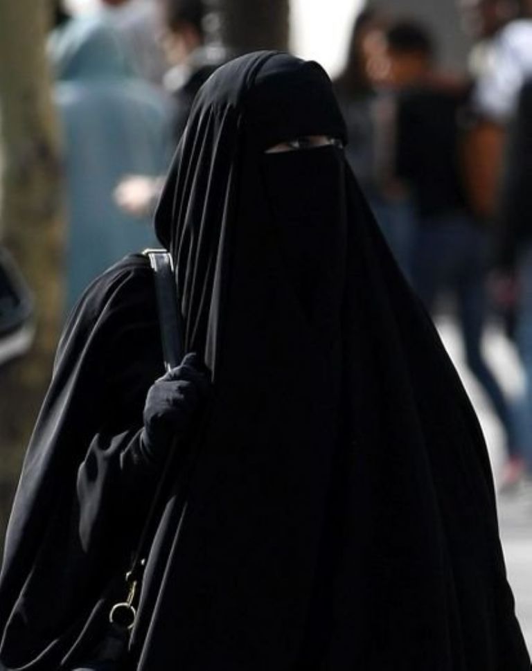 Policía dispara a mujer en París, Francia