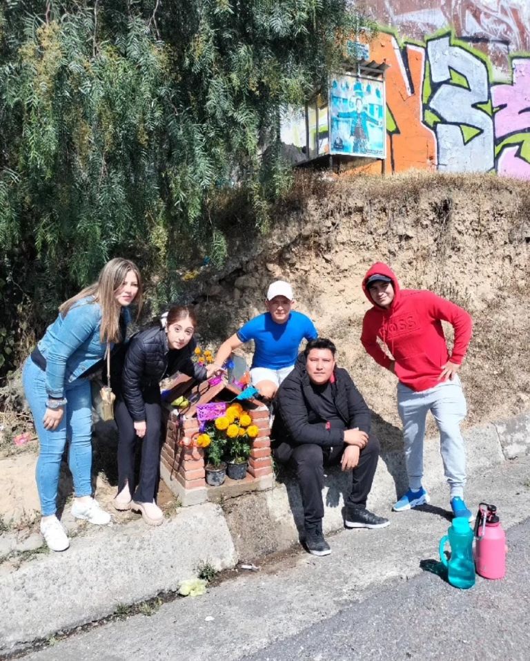 Bertha Ocaña en el altar de Octavio Ocaña