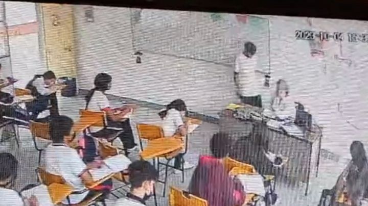 VIDEO: En medio de la clase, alumno apuñala en repetidas ocasiones a su maestra en Coahuila