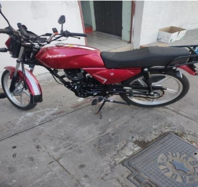 Los presuntos ladrones viajaban en una moto. Foto: Facebook