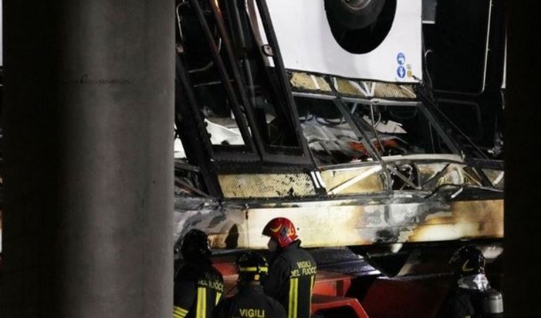 Autobús se precipita en Venecia