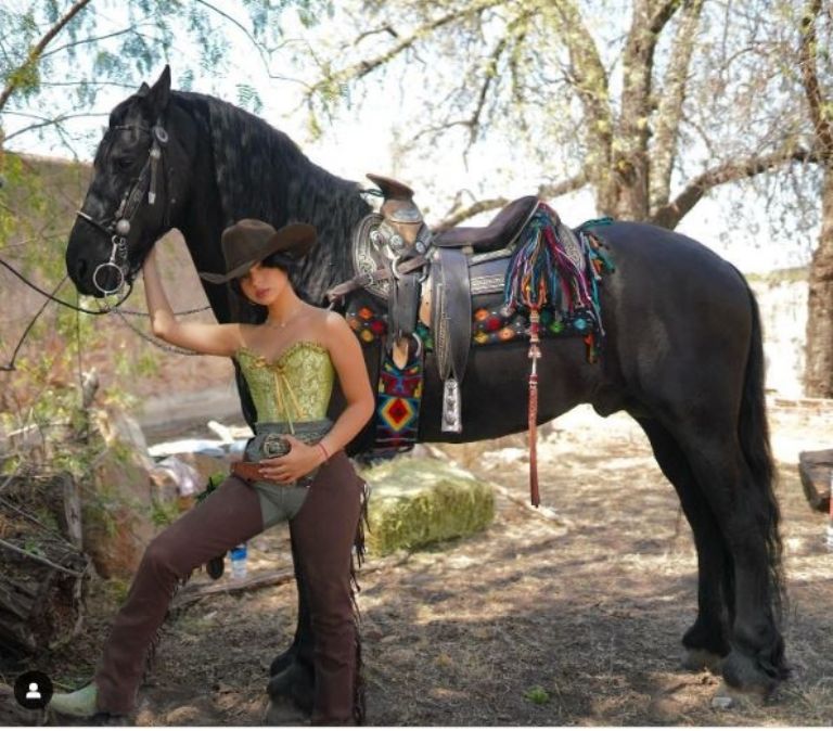 Ángela Aguilar presume a 'Troyano' el caballo que la ha acompañado en sus conciertos