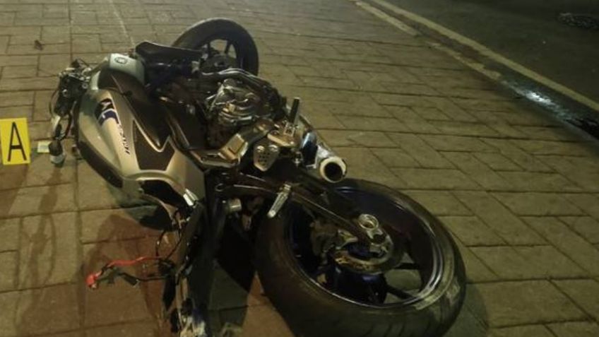 Imágenes fuertes: Motociclista muere tras caer y derrapar varios metros en Viaducto