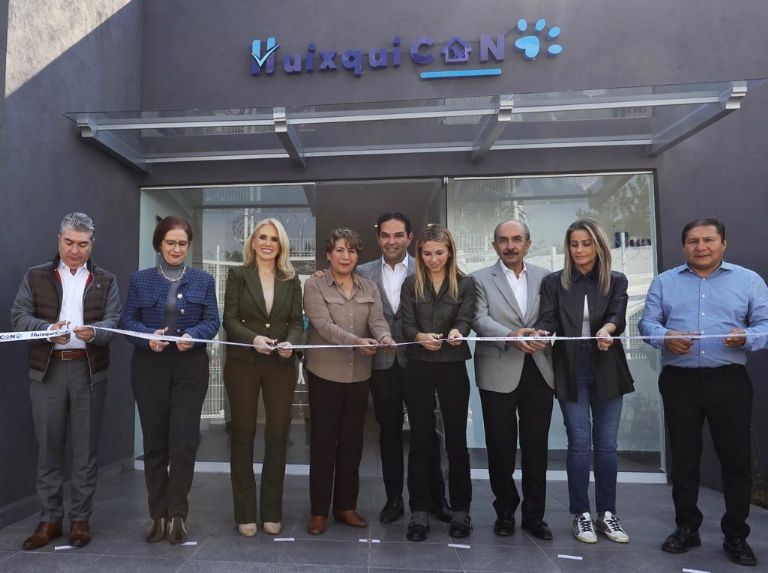 Delfina Gómez atiende a perritos callejeros en Edomex