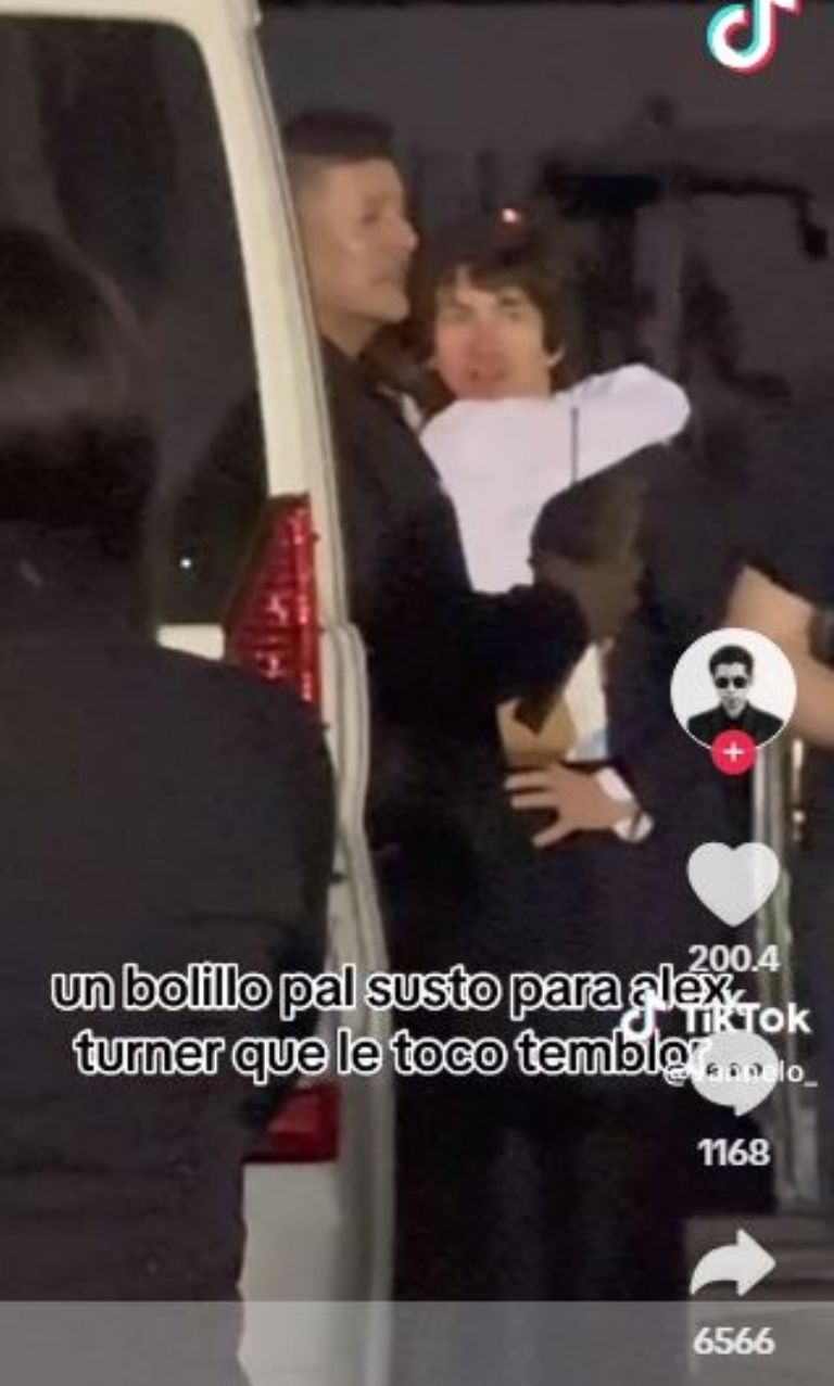 Vocalista de los Artic Monkeys sufre concierto en CDMX