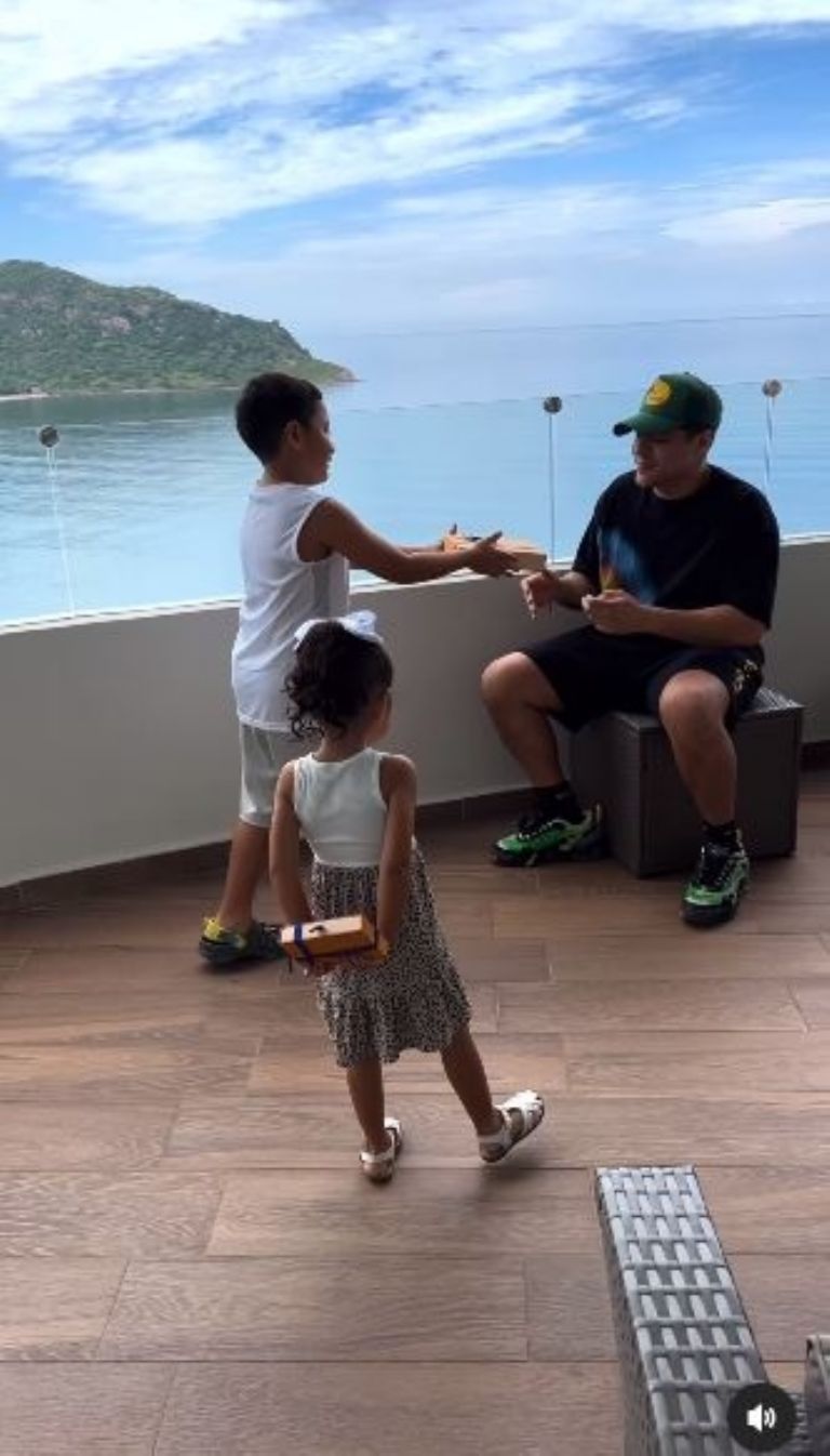 Hijos de Eduin Caz sorprenden al cantante con tremendo regalo