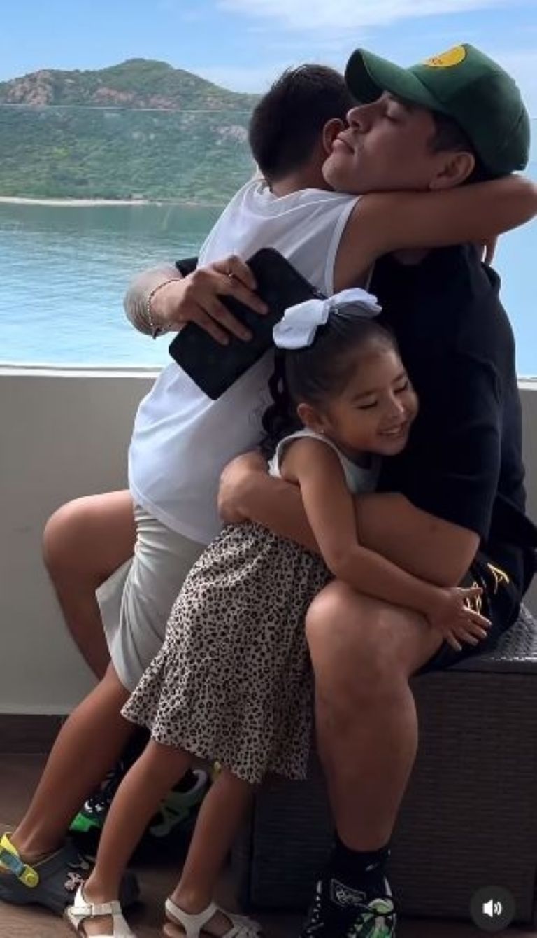 Eduin Caz recibe regalo de sus hijos