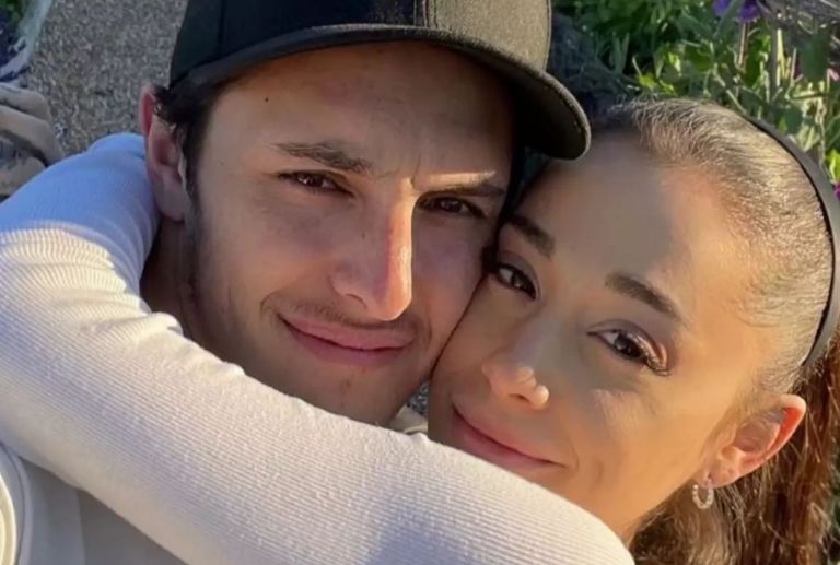 Ariana Grande pagará millonaria cifra a Dalton Gomez