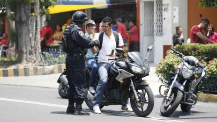 VIDEO: Oficial de la CDMX pone en su lugar a funcionario corrupto que intentó librar multa