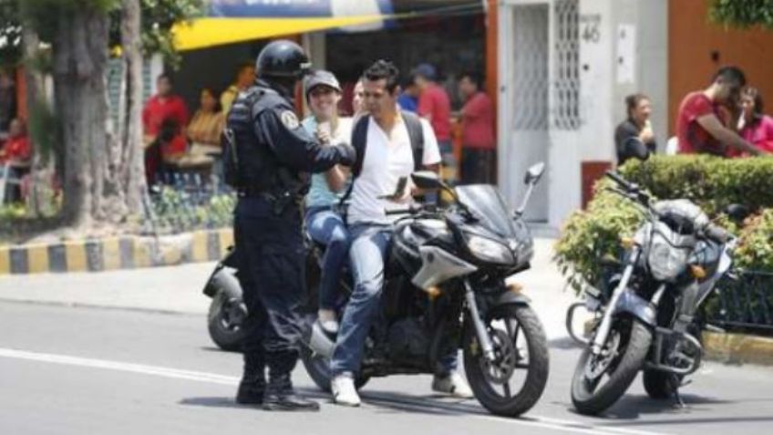 VIDEO: Oficial de la CDMX pone en su lugar a funcionario corrupto que intentó librar multa