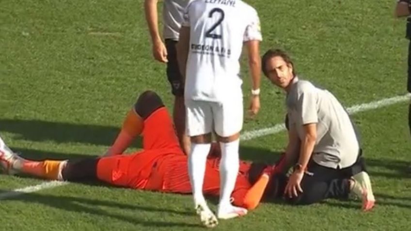 Aficionados lanzan petardo al portero Mory Diaw del Clermont Foot y sale en camilla