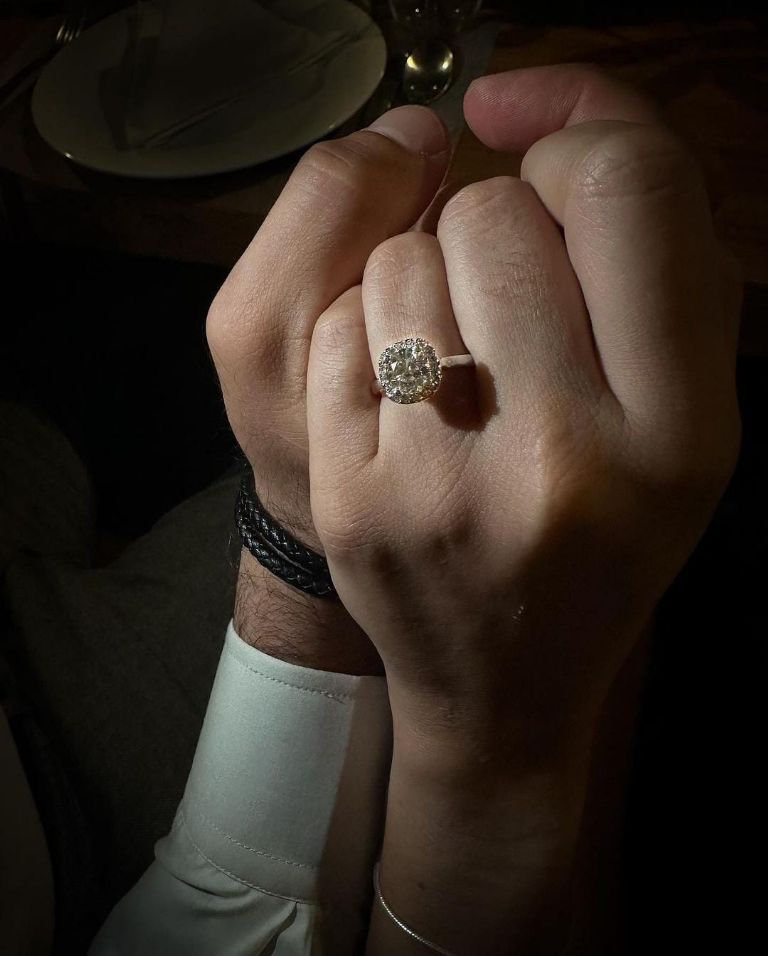 Casandra Asencio y Yomi se comprometen