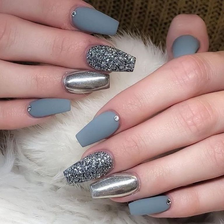 Uñas grises con plateado