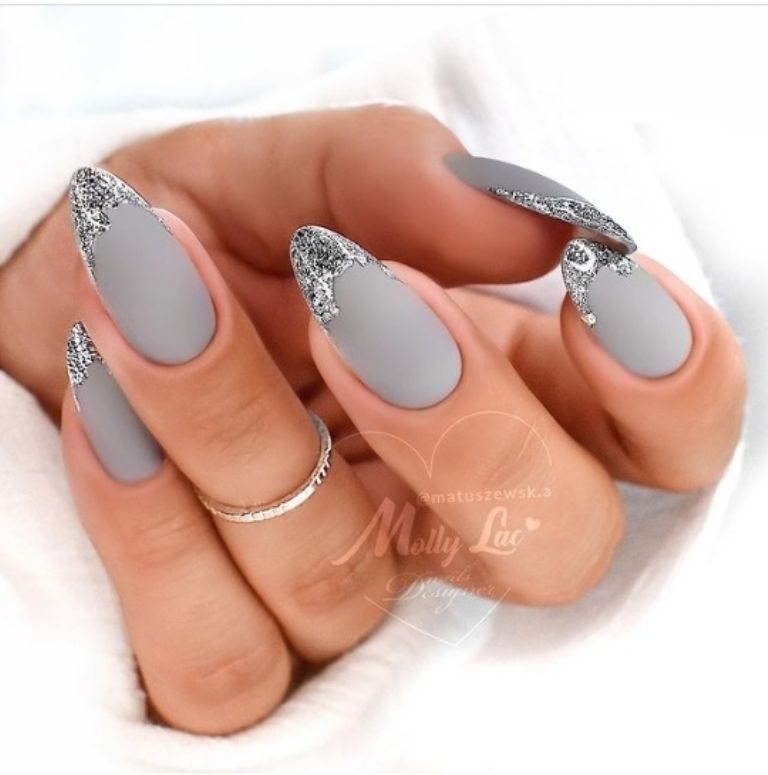 ¿Qué tal estas uñas con punta francesa?