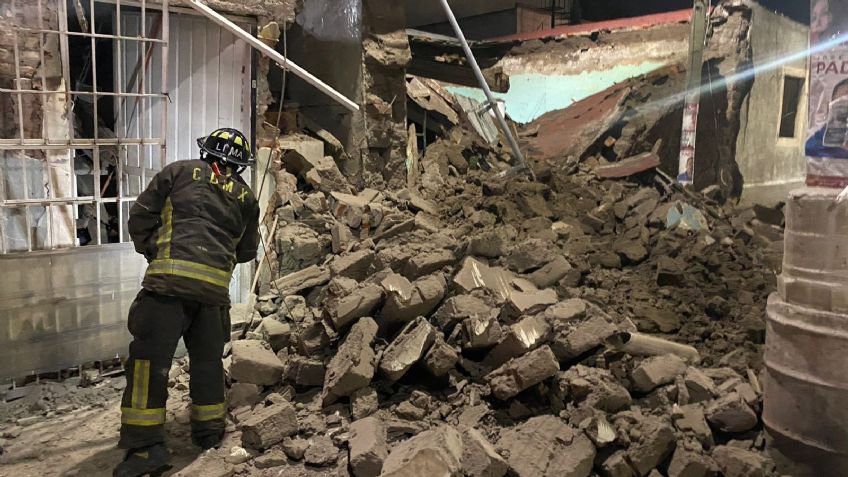 (VIDEO) Alerta en la CDMX: Reportan el derrumbe de una casa; no hay heridos
