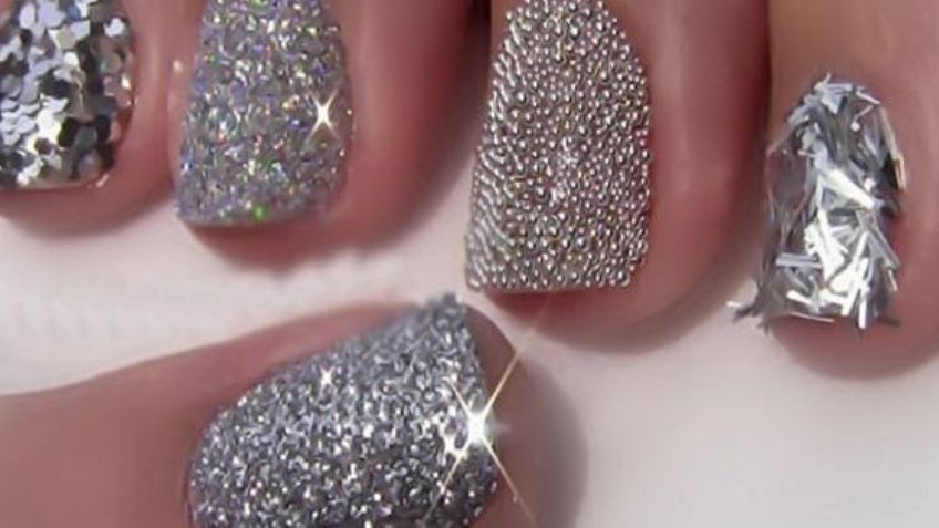 Manicura gris con detalles plata: ¿Qué te parece este estilo sobrio y elegante para invierno?