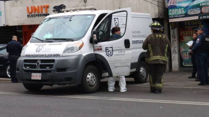 Mujer muere al caer de un quinto piso en Lindavista; Fiscalía investiga feminicidio