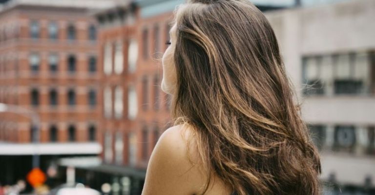 La ventaja de los reflejos dorados es que no decolorarás desde la raíz