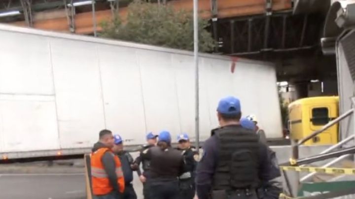 Tráiler atascado en puente de avenida Oceanía provoca caos, destrozos y arresto del conductor
