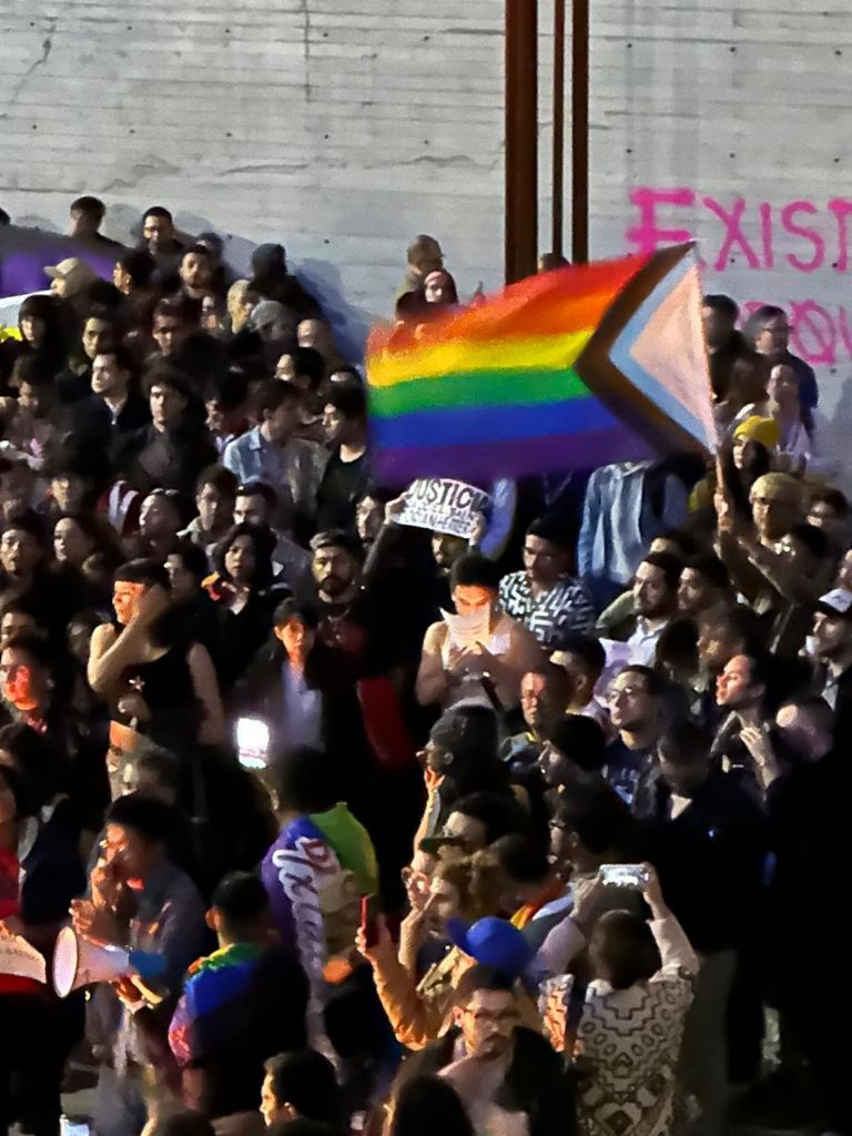 Cientos se movilizan por la muerte del magistrade Ociel Baena y su pareja. Foto: Twitter