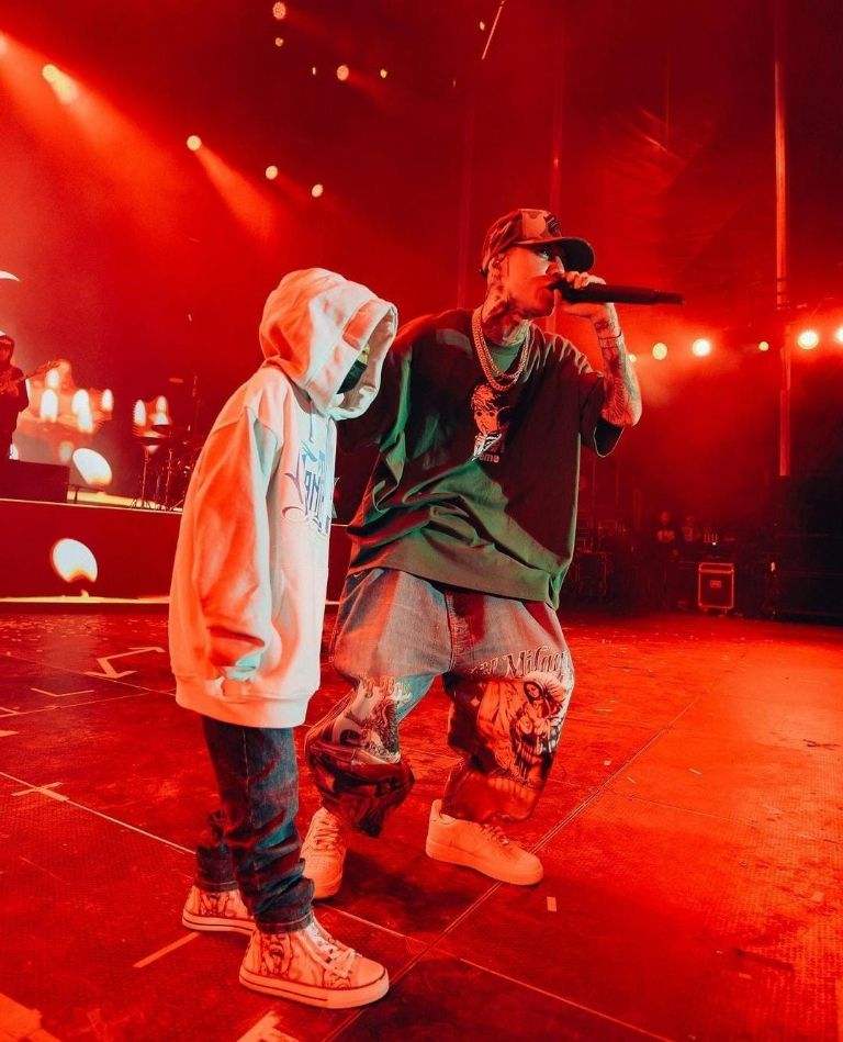 Santa Fe Klan sube al escenario a fan