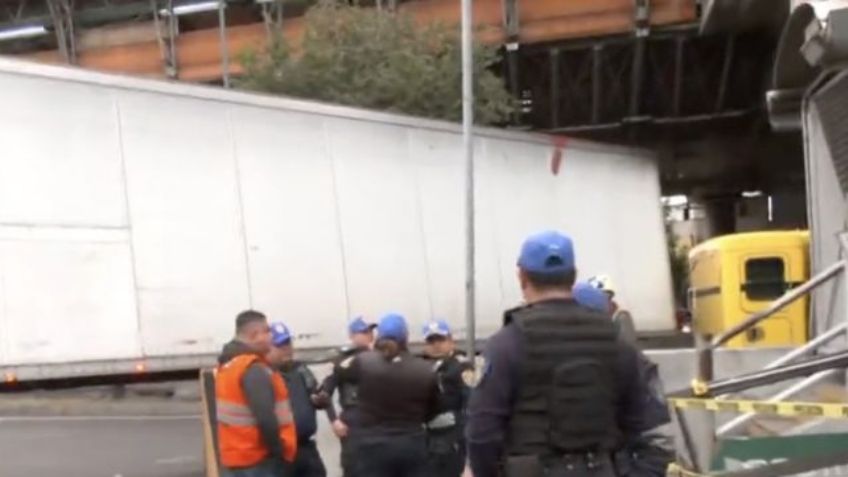Tráiler atascado en puente de avenida Oceanía provoca caos, destrozos y arresto del conductor