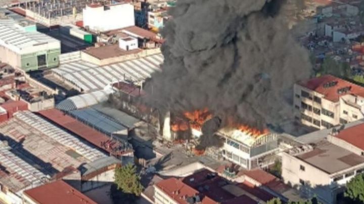 FUERTE VIDEO: Registran incendio en Plaza de Tepito, en la CDMX; evacuan a 500 personas