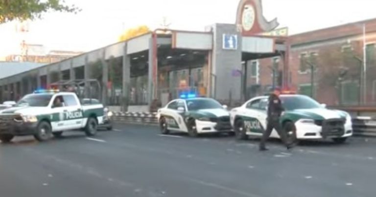 Trailer se estrella en calzada de Tlalpan contra varios carros y chófer se fuga