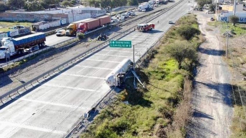 Caos en la Autopista México-Querétaro por volcadura de una pipa; filas de 53 kilómetros
