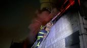 Bomberos que apagaron el incendio de Plaza Oasis presentan síntomas de intoxicación