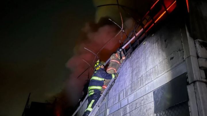 Bomberos que apagaron el incendio de Plaza Oasis presentan síntomas de intoxicación