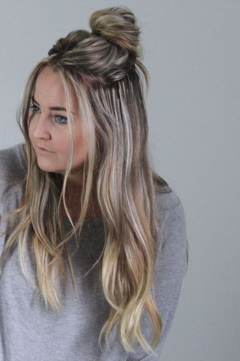 El chonguito medio es un peinado muy moderno