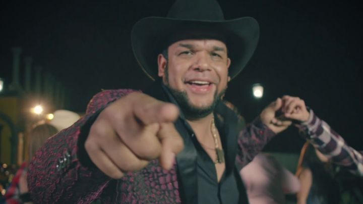 Marco Flores sufre terrible accidente con caballo en grabación de su tema; filtran el VIDEO