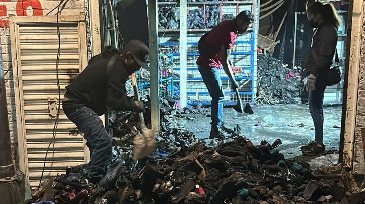 Incendio en Plaza Oasis: Sandra Cuevas entrega créditos de 50 mil pesos a comerciantes