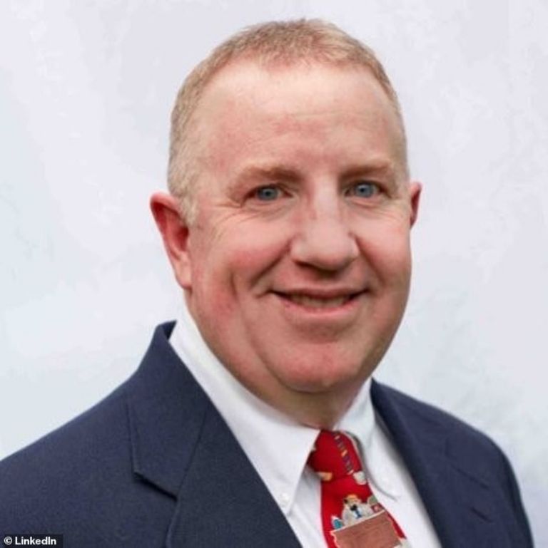 La Junta Médica de Oregón le revocó la licencia a Farley en 2020 después de que descubrieran que abusó sexualmente de menores bajo el pretexto de un "estudio de la pubertad"