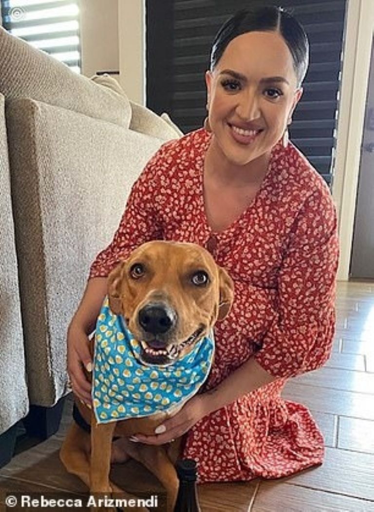 Rebecca Arizmendi con su perro Butters, quien ayudó a la investigación